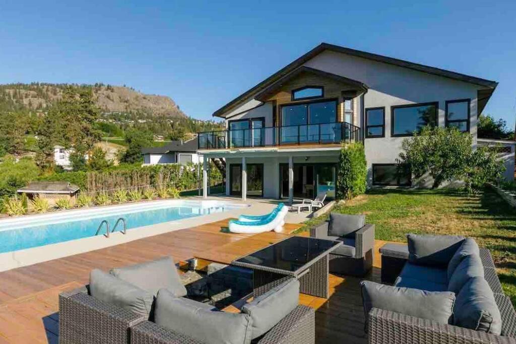 ווסט קלונה Luxurious 5 Bedroom House With Pool & Sauna מראה חיצוני תמונה