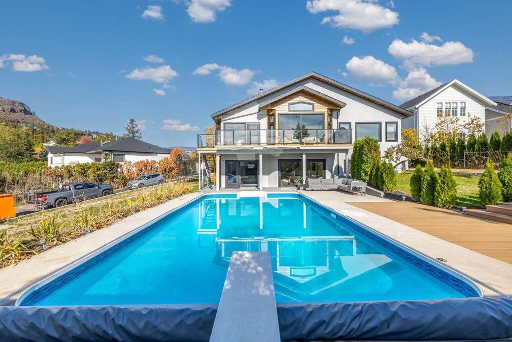 ווסט קלונה Luxurious 5 Bedroom House With Pool & Sauna מראה חיצוני תמונה