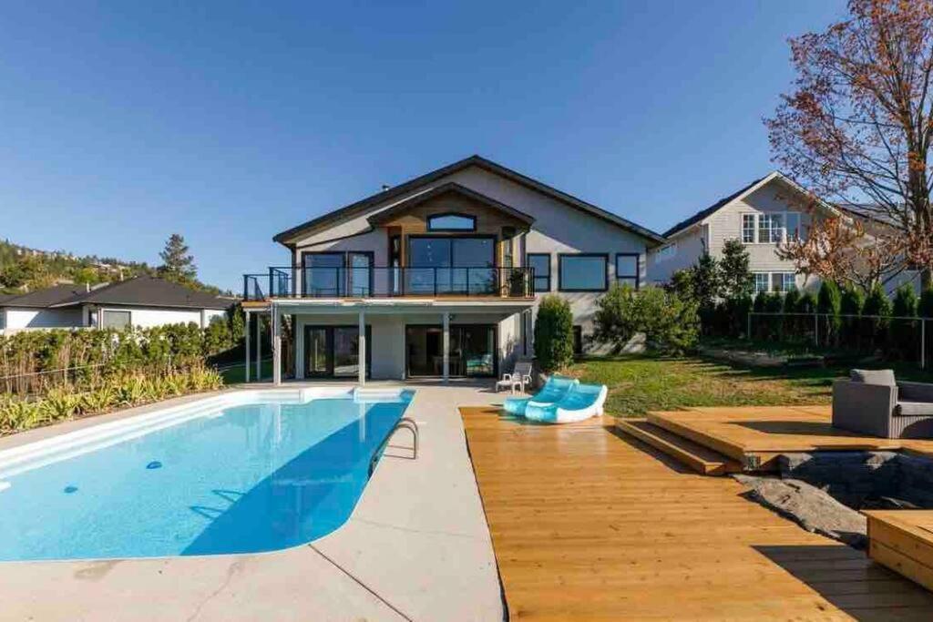ווסט קלונה Luxurious 5 Bedroom House With Pool & Sauna מראה חיצוני תמונה