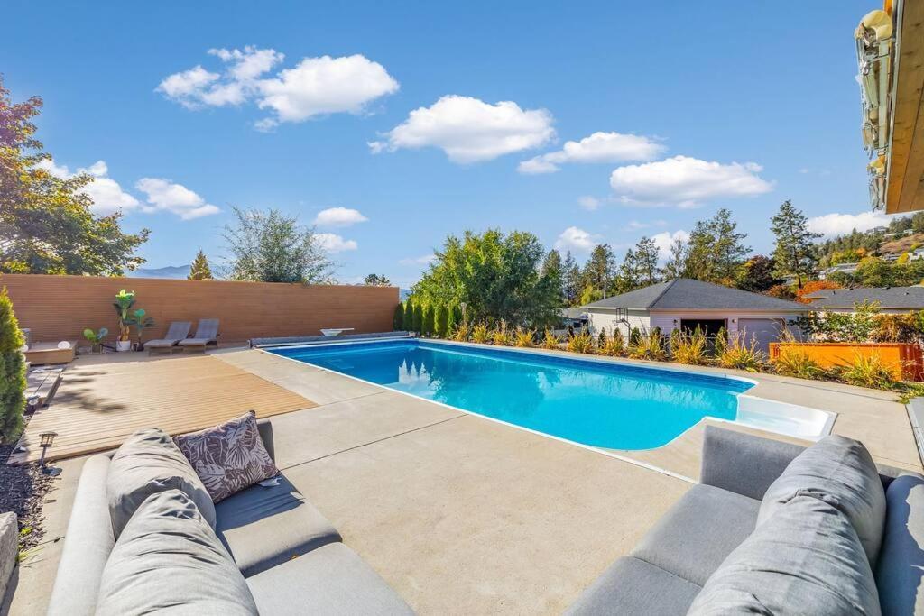 ווסט קלונה Luxurious 5 Bedroom House With Pool & Sauna מראה חיצוני תמונה